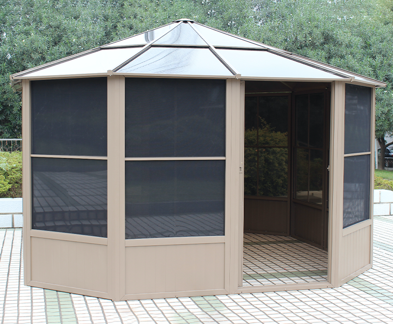 金属屋根とスライドドア付きの12x12フィートのサンルーム